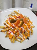 Papas a la francesa con queso y tocino